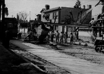 Hombres trabajando en la pavimentación de una calle