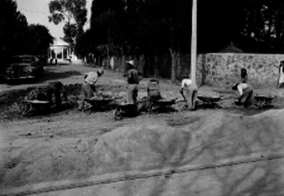 Hombres trabajando en la pavimentación de una calle