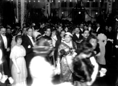 Gente de clase alta durante un banquete en el restaurante Chapultepec