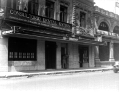 Hombre en la entrada del café Broadway, fachada