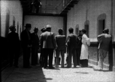 Policías, medico y presos en un patio de la penitenciaría del Distrito Federal