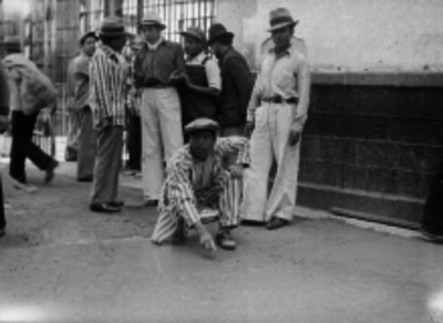 Presos jugando y conversando en el patio de la penitenciaría del Distrito federal