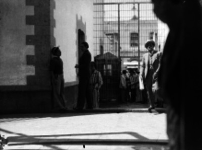 Abogados y presos en la entrada de una crujía de la penitenciaría del Distrito Federal