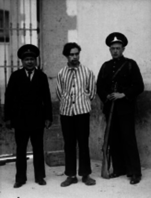 Preso custodiado por policías, en un patio de la penitenciaría del Distrito Federal, retrato de grupo