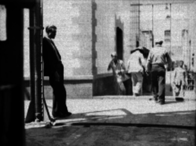 Abogados y presos caminando por un patio de la penitenciaría del Distrito Federal