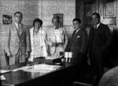 Abogados reunidos con otras personalidades en una oficina