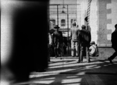 Presos caminando por los pasillos de la Penitenciaría del D.F.
