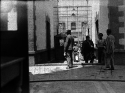 Presos caminando por uno de los patios de la Penitenciaría del Distrito Federal