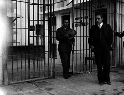 Abogados saliendo de una oficina de la Penitenciaría del D. F