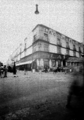 Edificio en una esquina de la Plaza Constitución y Pino Suárez