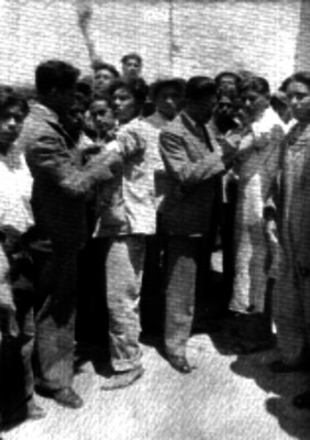Médicos vacunando a la gente en una calle