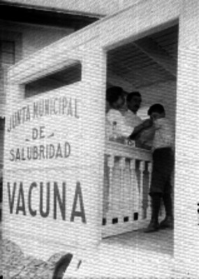 Enfermera vacunando a un niño, en la unidad móvil de vacunación