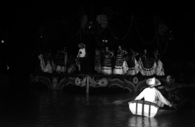 Bailarines presentando un espectáculo folclórico, abordo de una trajinera en Xochimilco