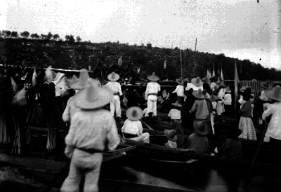 Gente abordo de canoas navegando por un canal de Xochimilco
