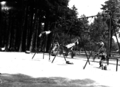 Niños juegan en un parque