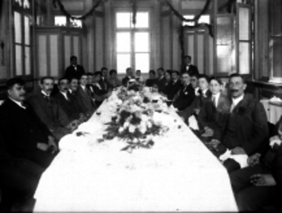 Empresarios en un banquete en el Tívoli del Eliseo