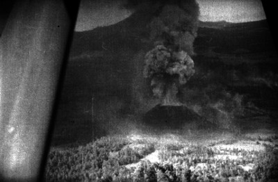 Erupción del volcán Paricutín, vista áerea