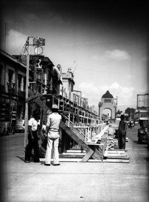 Colocación de gradas en la avenida Juárez