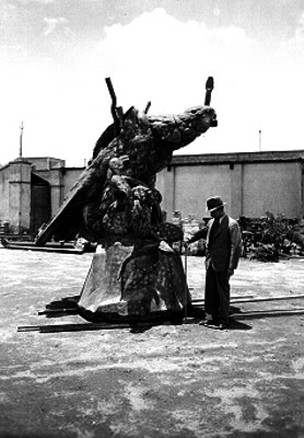Monumento de un águila