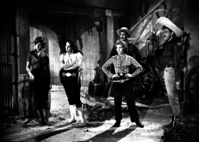 Flor Silvestre, Manuel Capetillo, Irma Dorantes y otros actores en la filmación de una película