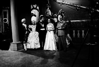Actores filmando la escena de una película