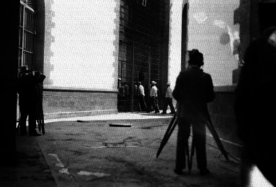 Camarográfos filmando la entrada de presos a la cárcel