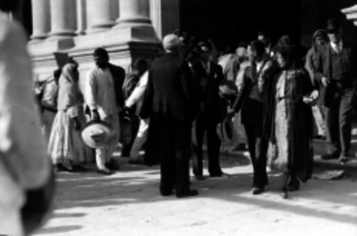 Personas afuera de la Basílica de Guadalupe