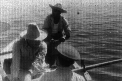 Reos y policía a bordo de una canoa, rumbo a las Islas Marías