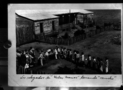 Los relegados de las islas Marías tomando rancho