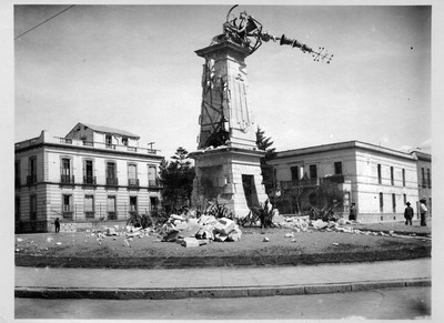 Reloj de la glorieta Bucareli derrumbado durante enfrentamiento militar en la Decena Trágica