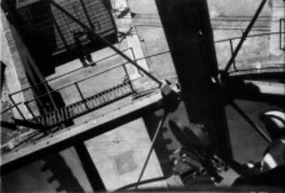 Camarógrafo filma una escena a la entrada de la penitenciaría de la ciudad