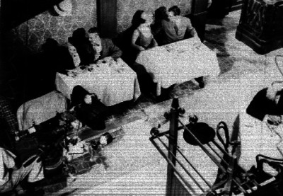 Actores filman la escena de un restaurante