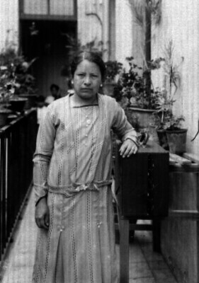 Mujer en el pasillo de una casa, retrato