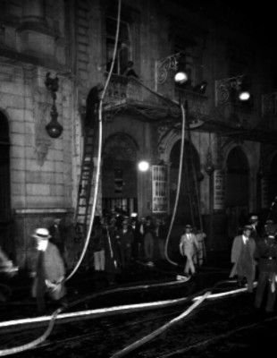 Bomberos sofocando el incendio del Teatro Principal