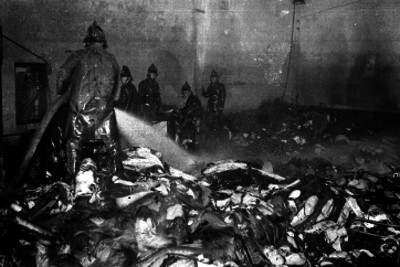 Bomberos sofocando un incendio en el Teatro Principal