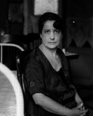 Mujer sentada en la orilla de una cama, retrato