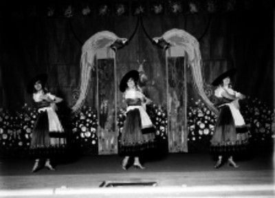 Actrices durante una escena de folclore en un teatro