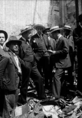 Miembros del ministerio público entrevistando a un empresario teatral
