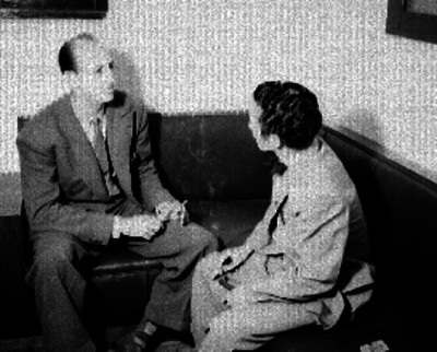 Hombre durante una entrevista de radio