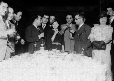 Alonso Sordo Noriega y otras personas en un brindis