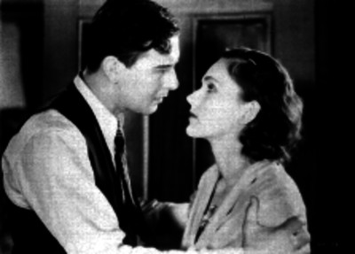 Actores protagonizando una escena romántica