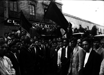 Mitín frente al edificio del diario El Demócrata