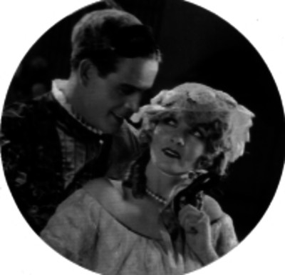 Pareja de actores durante una escena