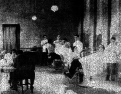 Actores durante una escena en una peluquería