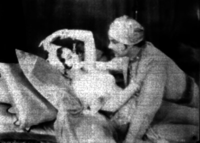 Pareja de actores durante una escena de una pelicula de ambientación árabe