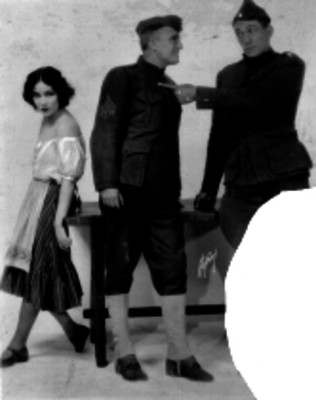 Actores representando marinos en una escena de película