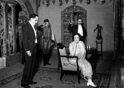 Virginia Fábregas y actores en una escena teatral