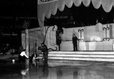 Artistas cómicos de Holliday on ice durante un espectáculo en la Arena México