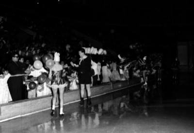 Artistas del Holliday on ice dando globos al público durante un espectáculo en la Arena México