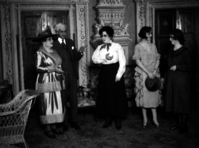 Luis G. Barreiro acompañado de actrices durante una representación teatral